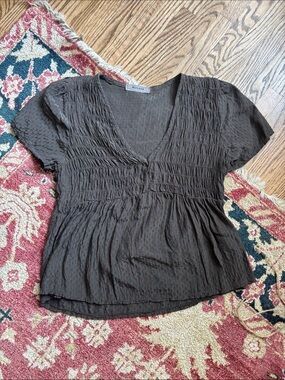 V-neck Peplum short-sleeve blouse